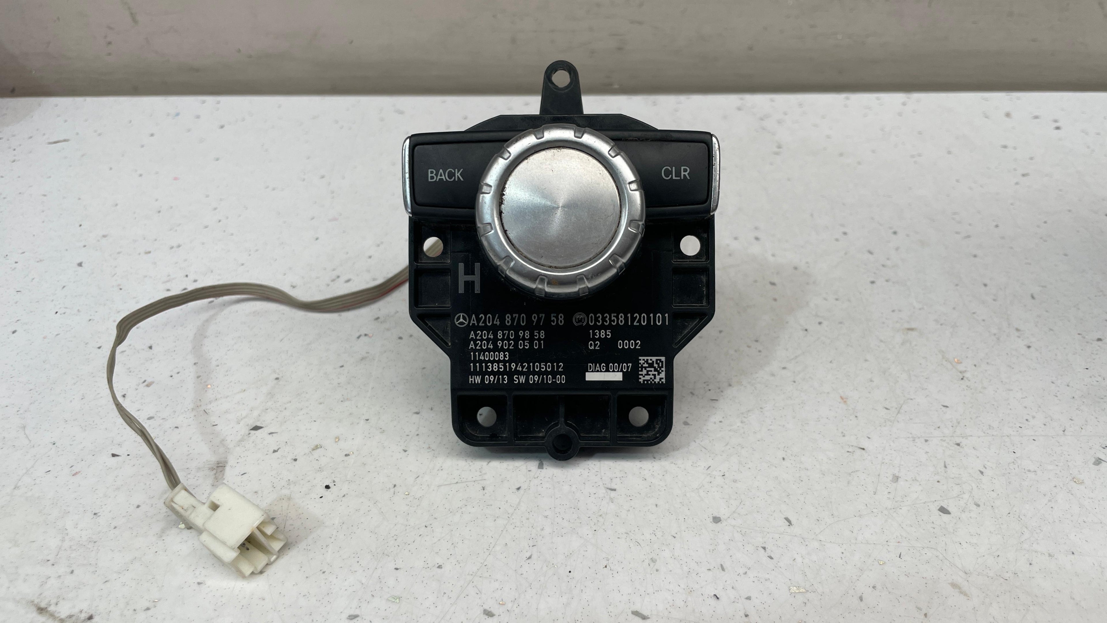 A2048709758 MERCEDES W204 CENTER CONSOLE NAVIGATION CONTROL SWITCH