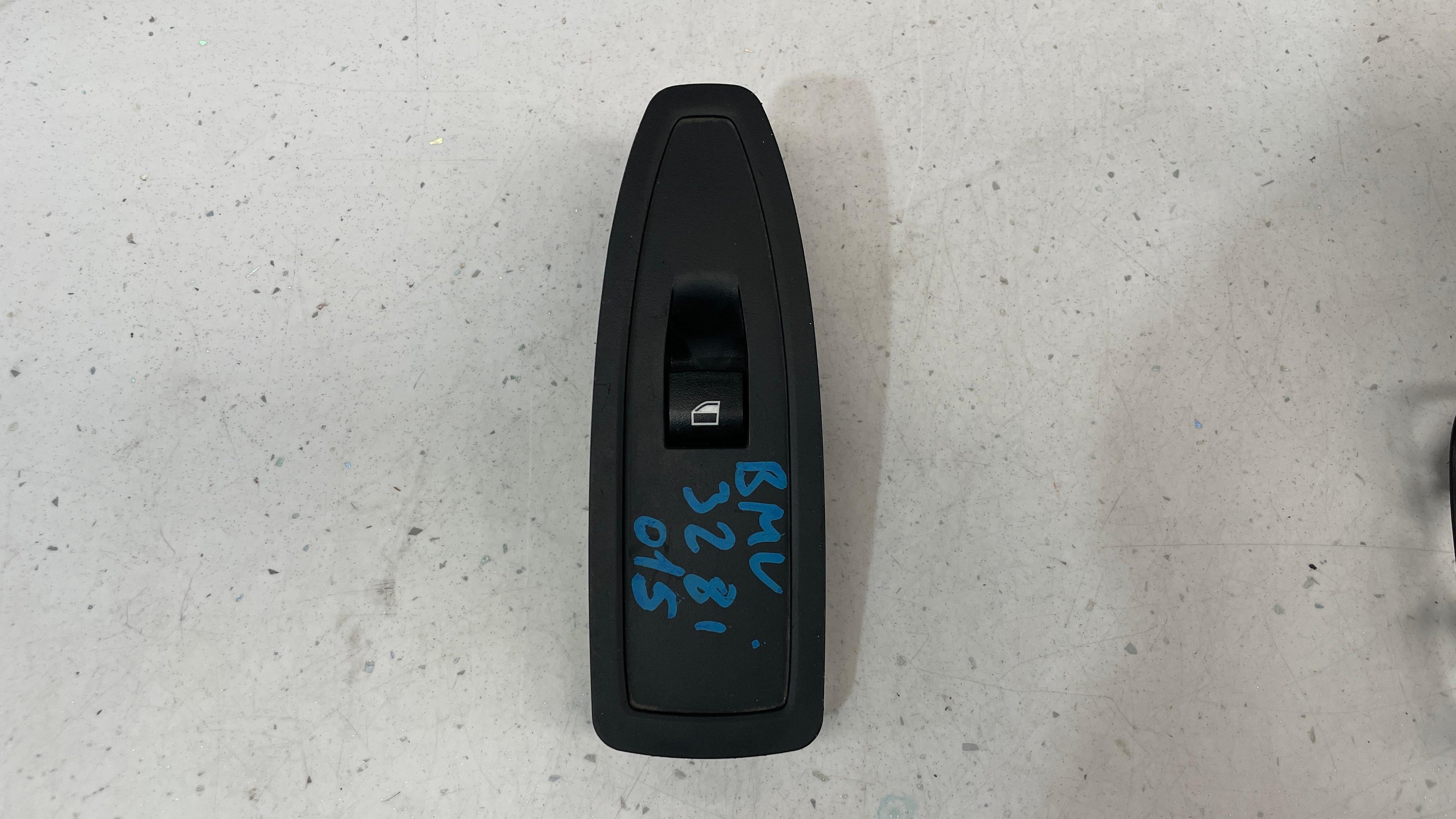 9208107 BMW X5 RIGHT FRONT DOOR COVER WITH WINDOW SWITCH BUTTON