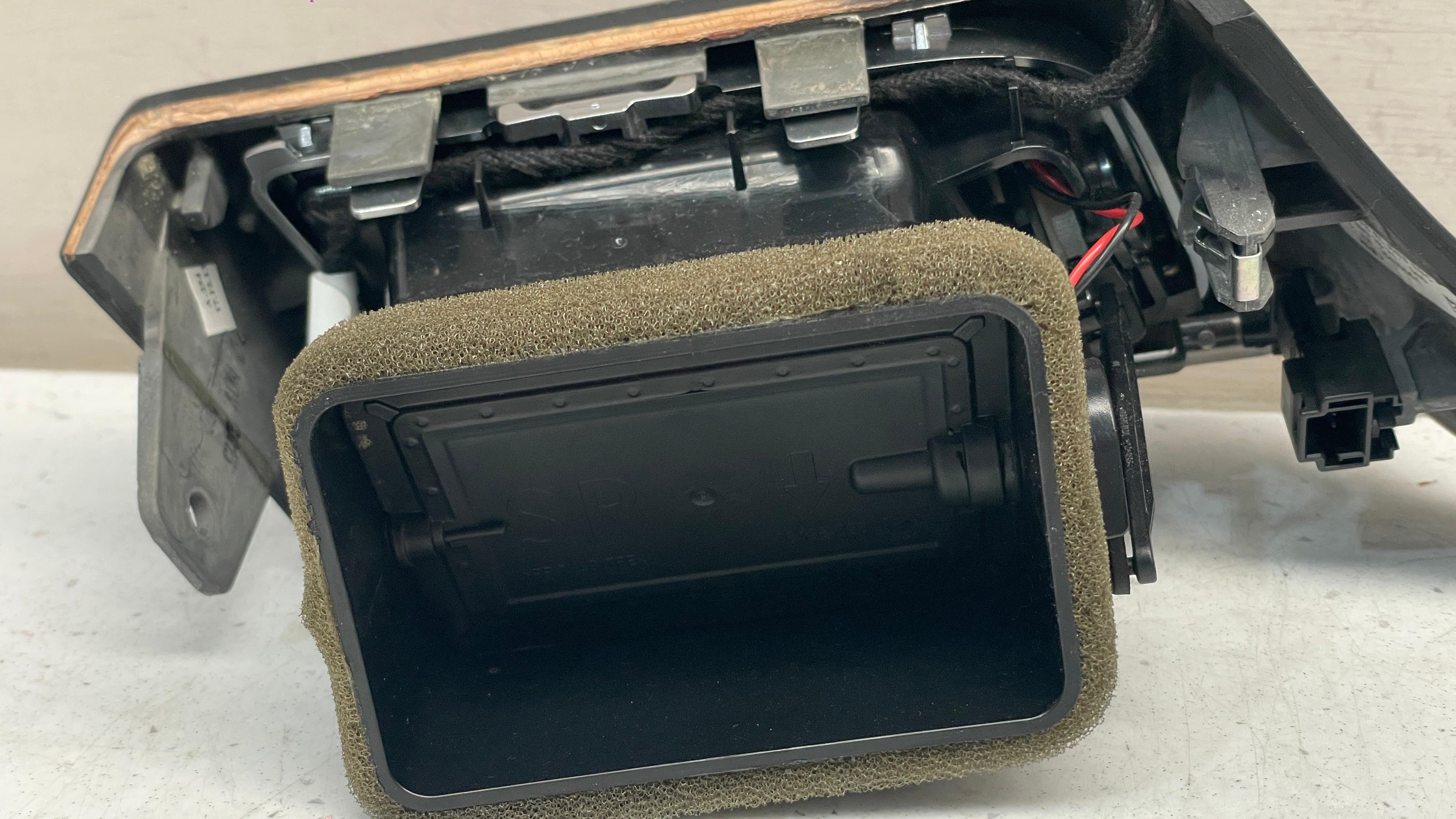 A2188301054 MERCEDES W218 CENTER CONSOLE AIR VENT