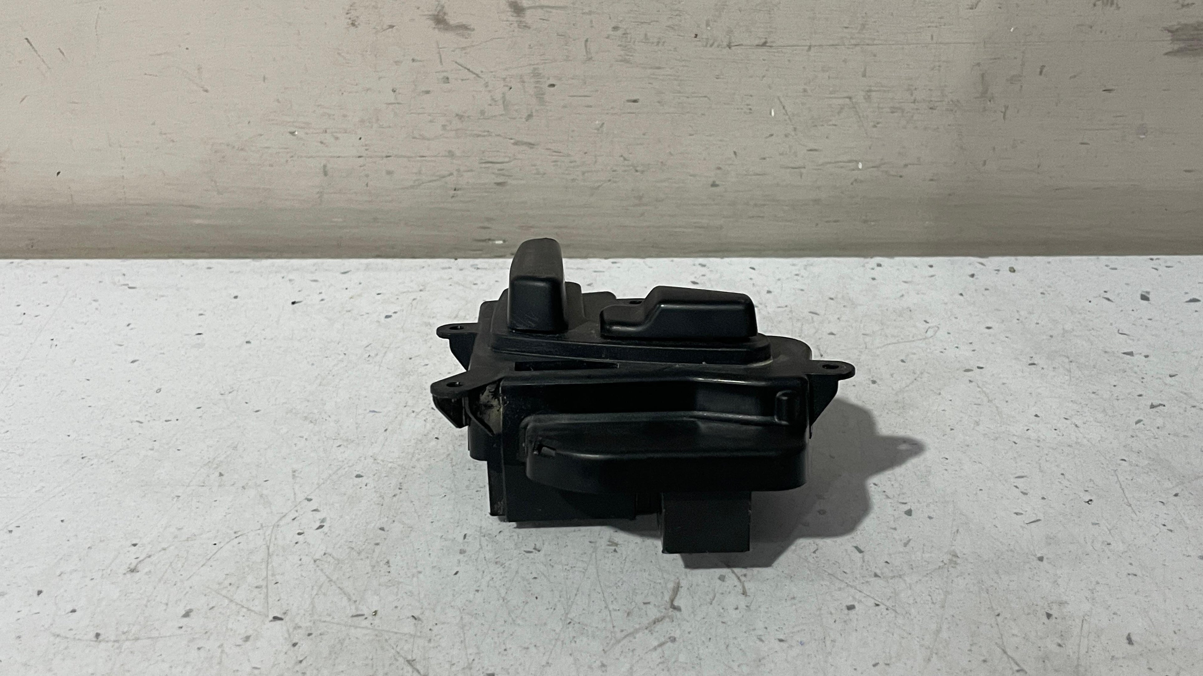 2118701010 MERCEDES W211 SWITCH SEAT ADJUSTMENT LEFT