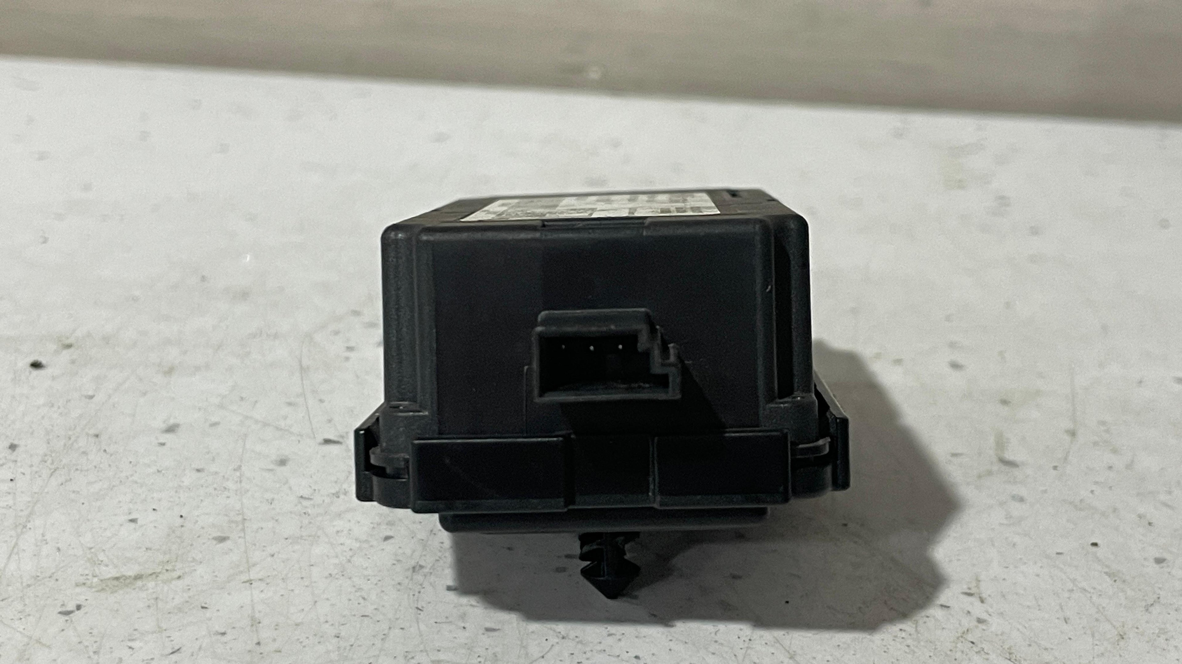 9397846-01 BMW SERIES 3 RADIO CONTROL MODULE