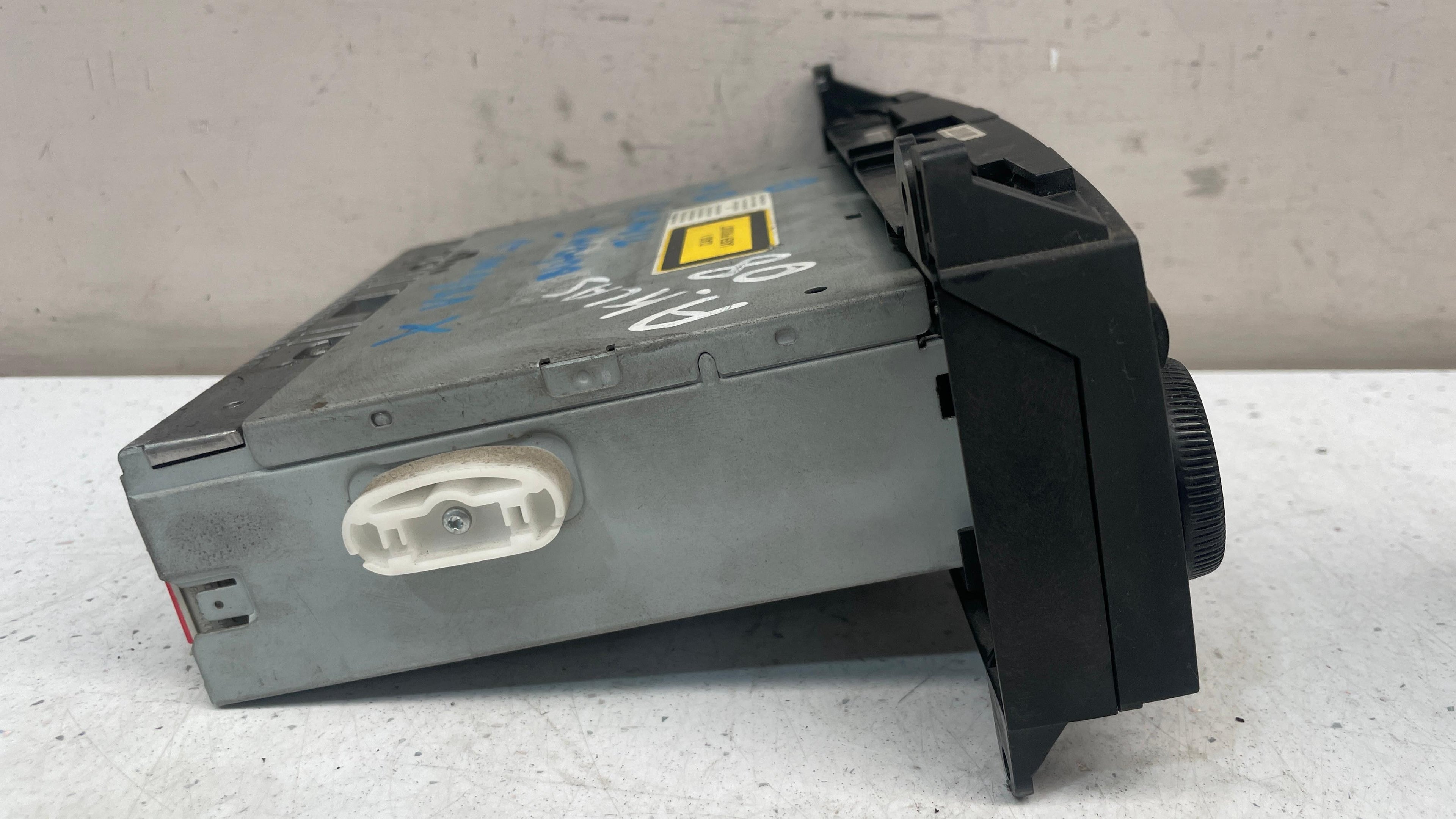 A1698200086 MERCEDES A CLASS W169 RADIO CD PLAYER CONTROL UNIT