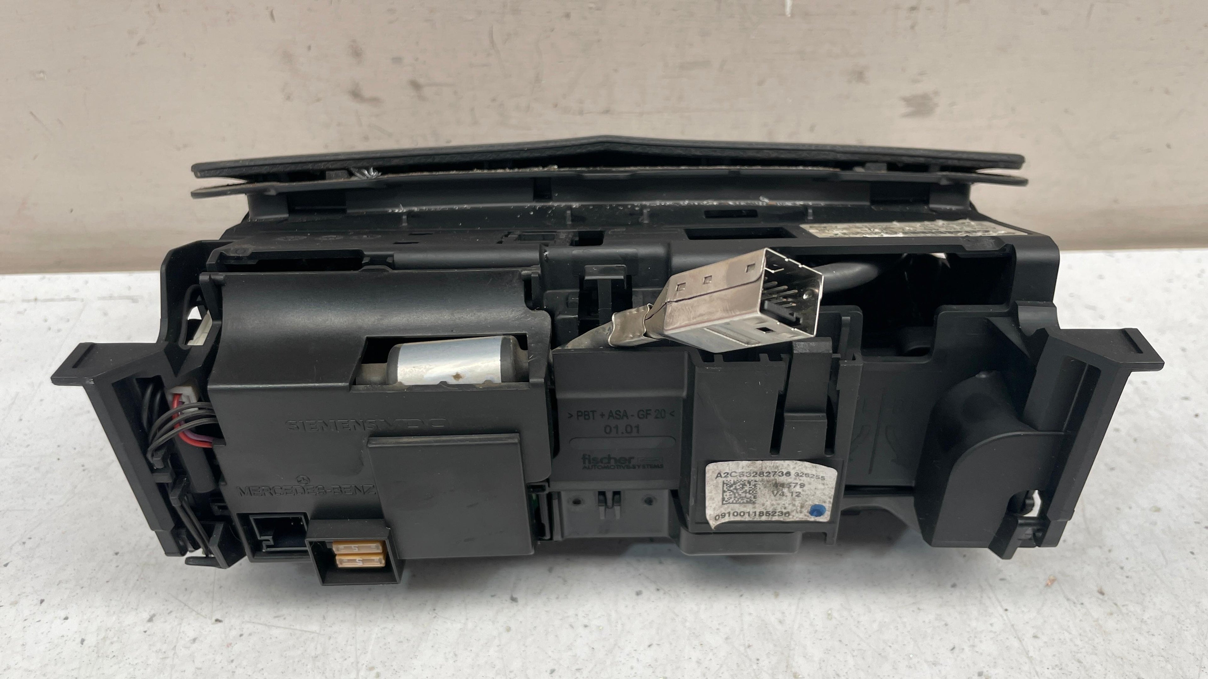 A2048204697 MERCEDES W204 DASHBOARD SCREEN DISPLAY MONITOR