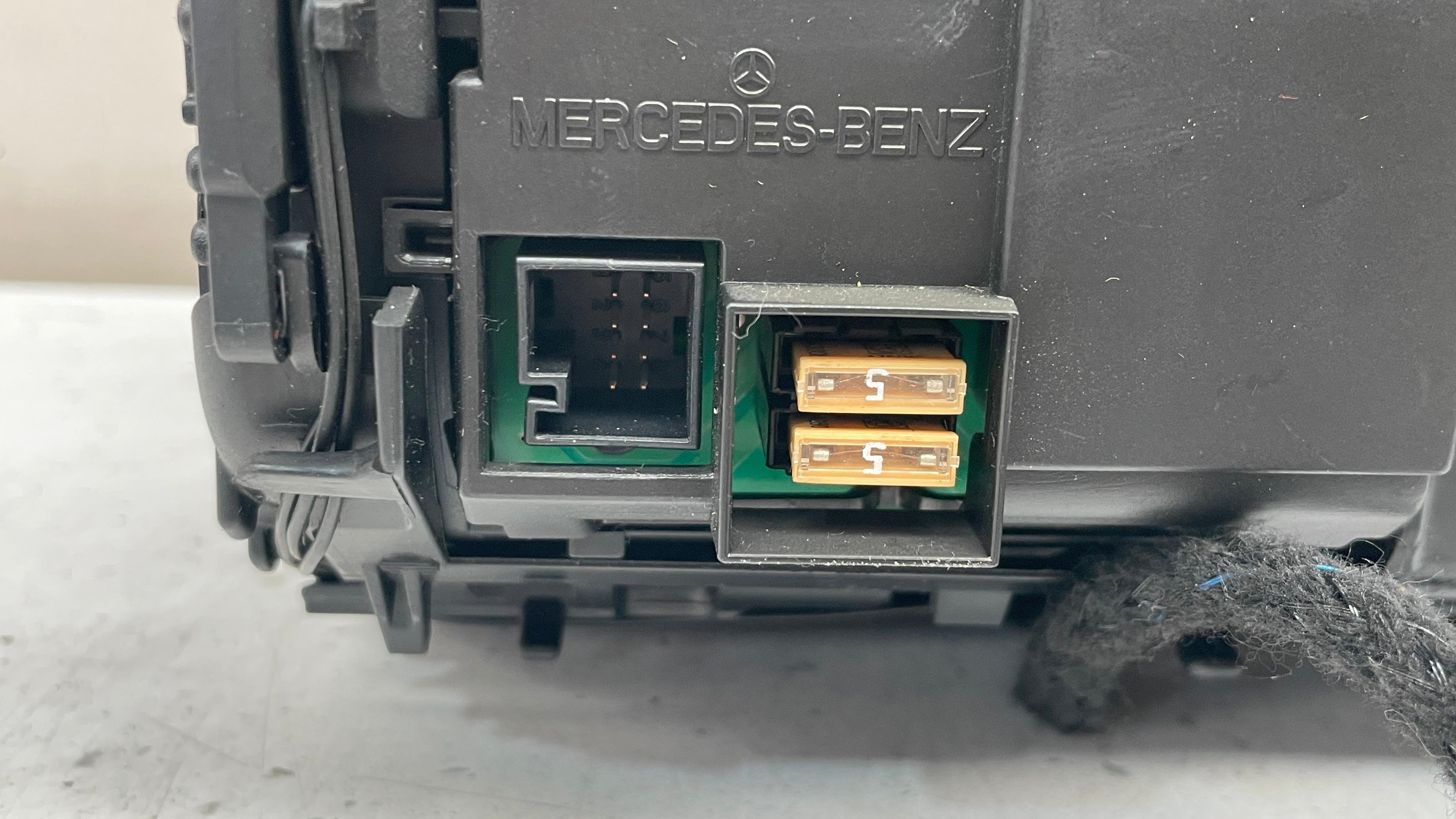A2048204697 MERCEDES W204 DASHBOARD SCREEN DISPLAY MONITOR