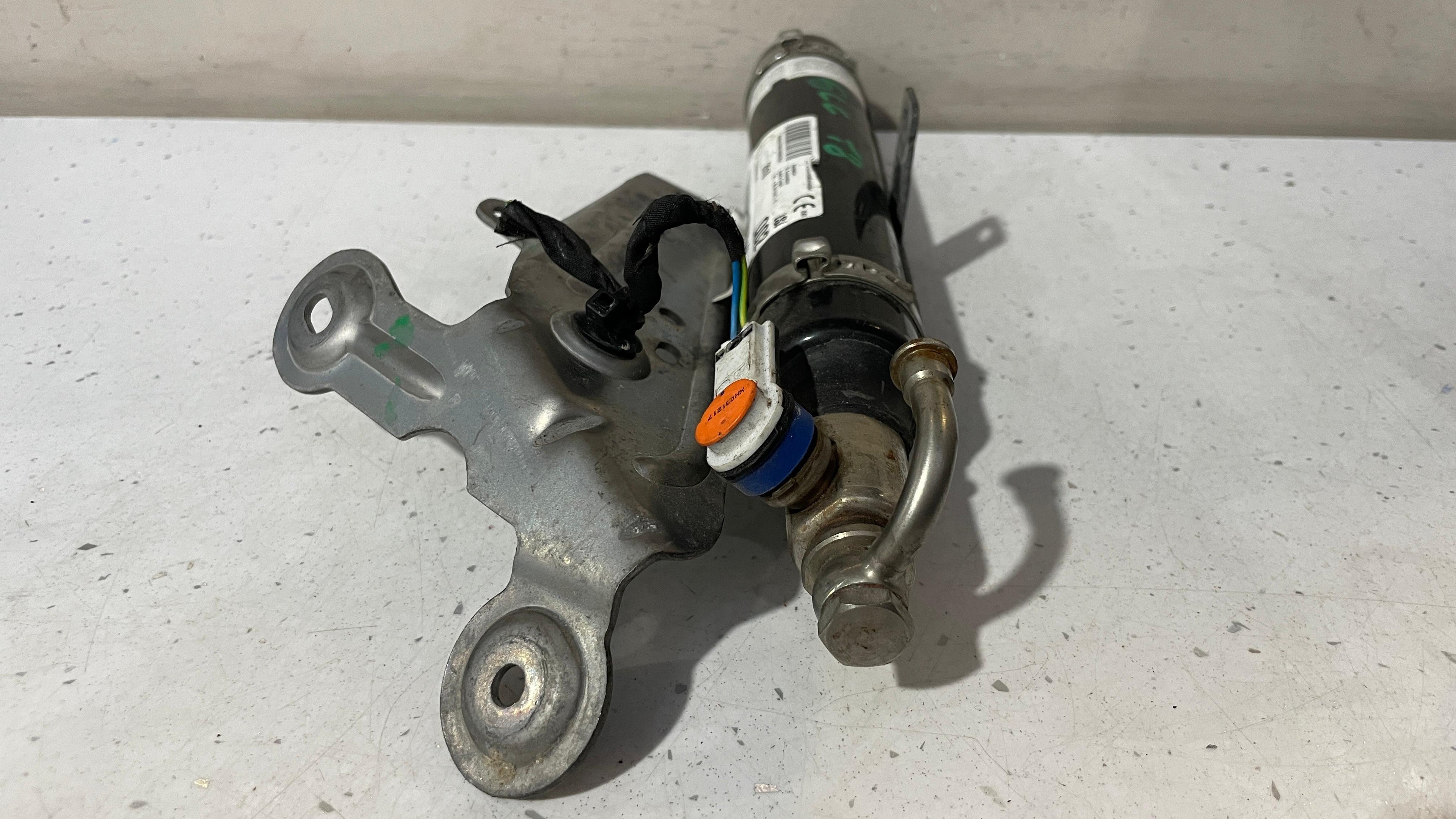 0589P1000674 MERCEDES GLC  PRESSURE REGULATOR  BONNET HINGE