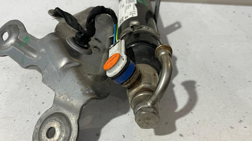0589P1000674 MERCEDES GLC  PRESSURE REGULATOR  BONNET HINGE