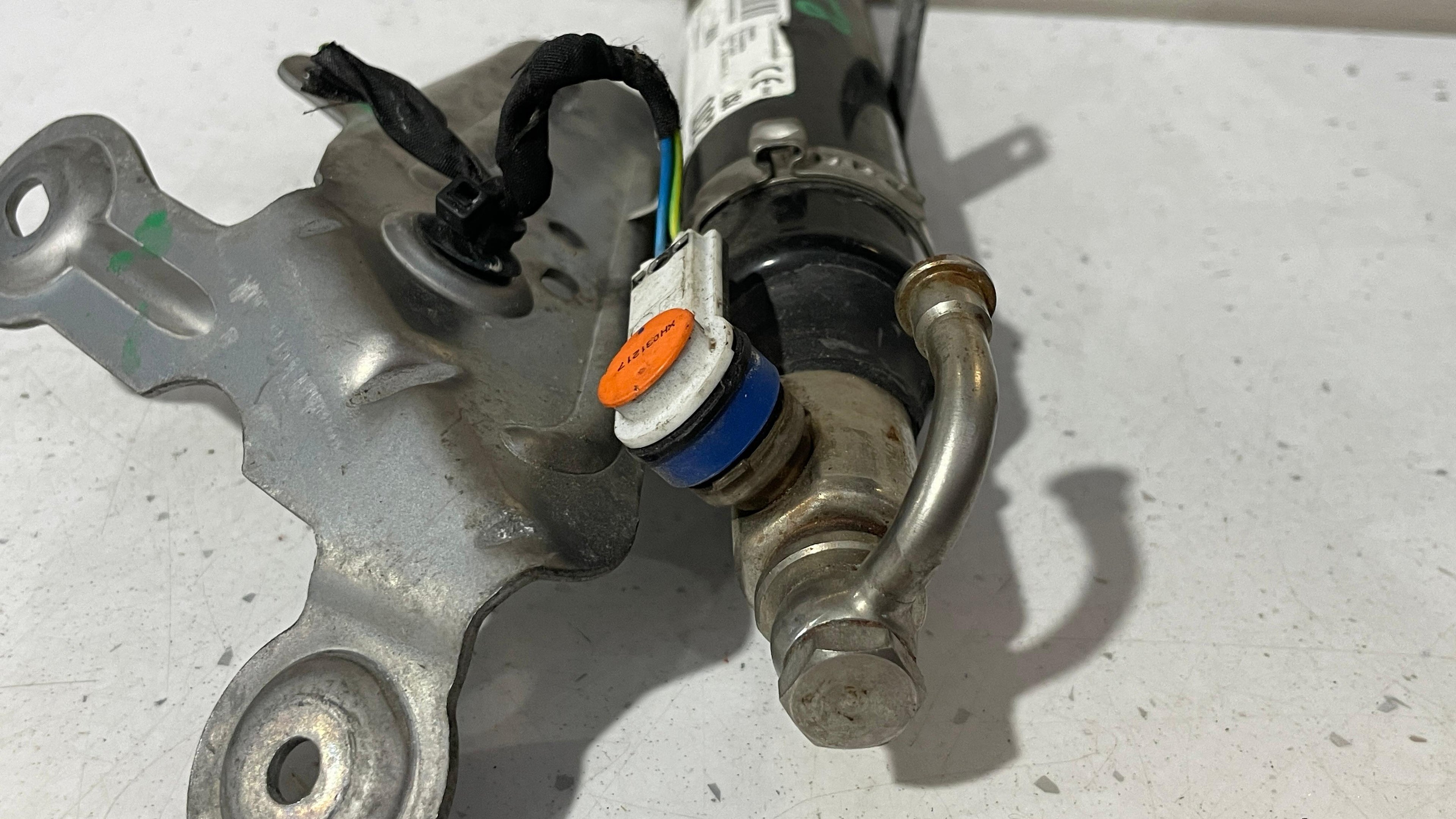 0589P1000674 MERCEDES GLC  PRESSURE REGULATOR  BONNET HINGE