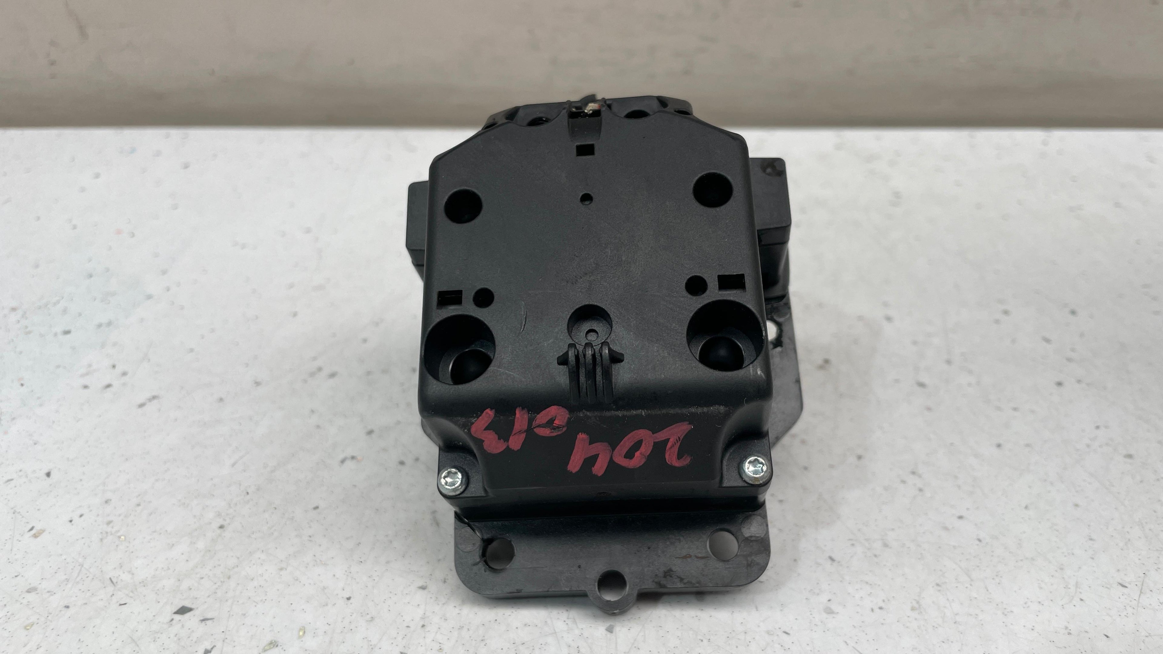 A2048709558  MERCEDES W204 MULTIMEDIA CONTROLLER SWITCH