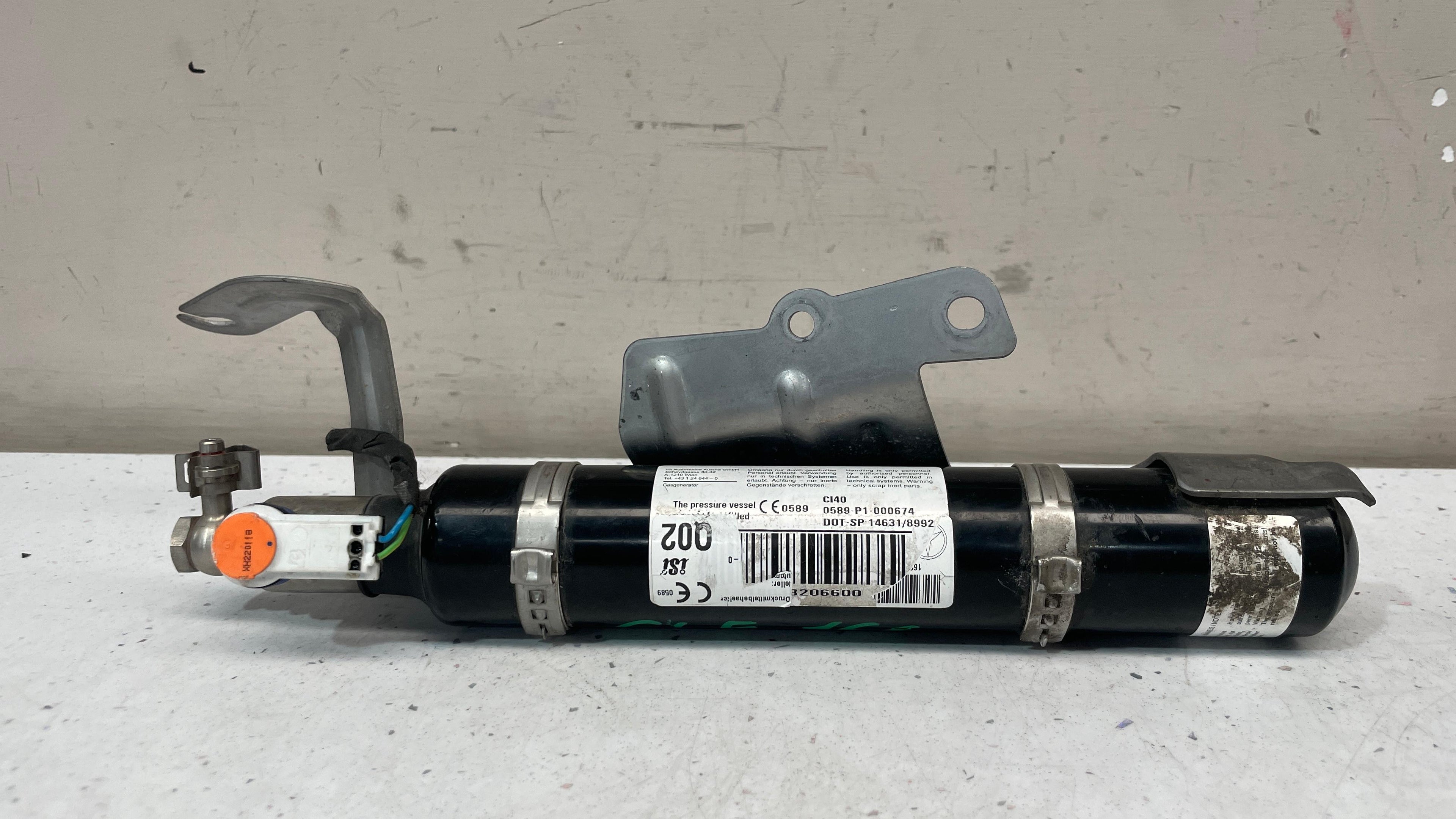 0589P1000674 MERCEDES GLC  PRESSURE REGULATOR  BONNET HINGE