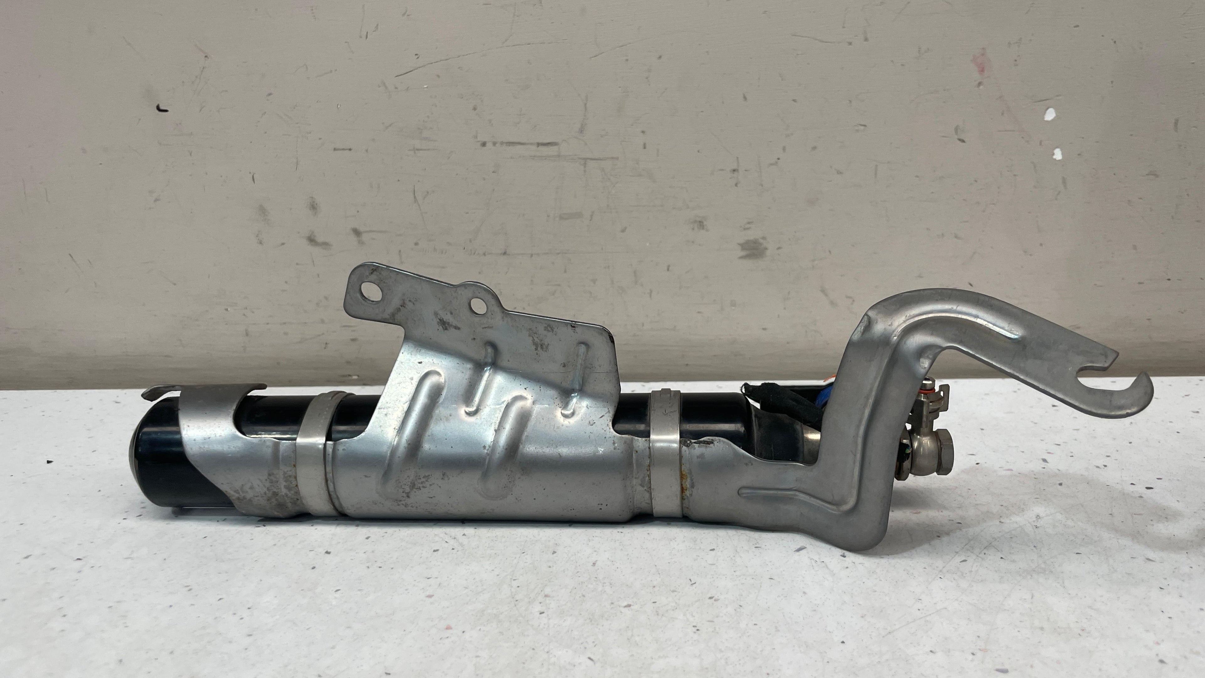 0589P1000674 MERCEDES GLC  PRESSURE REGULATOR  BONNET HINGE
