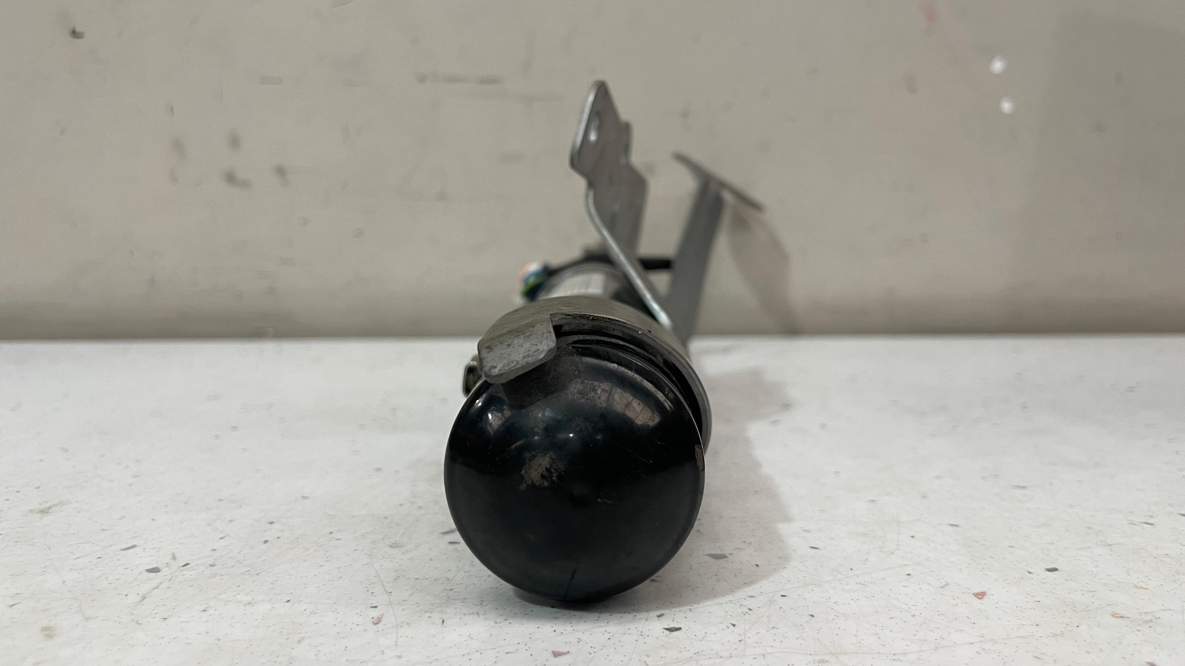 0589P1000674 MERCEDES GLC  PRESSURE REGULATOR  BONNET HINGE