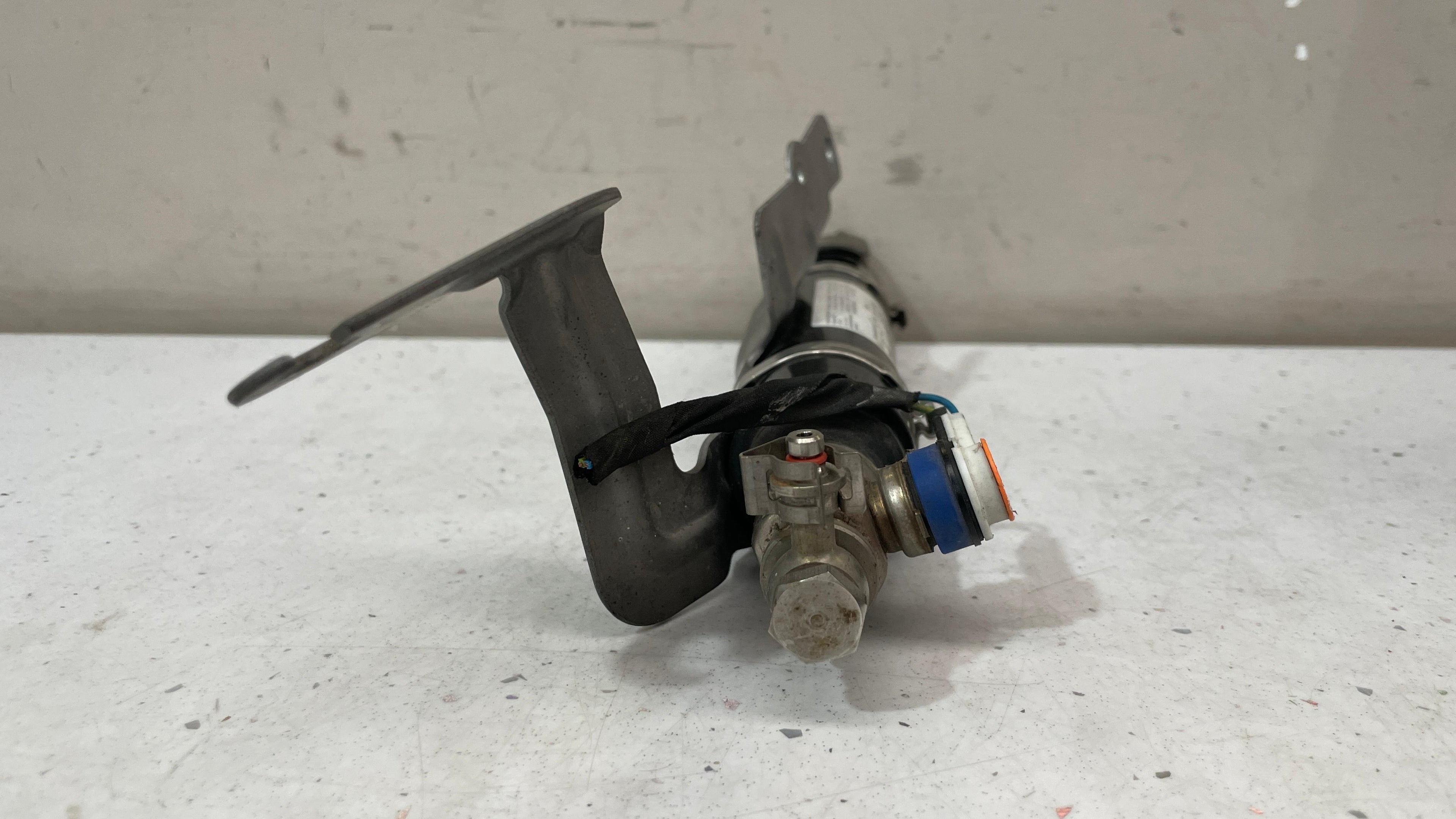 0589P1000674 MERCEDES GLC  PRESSURE REGULATOR  BONNET HINGE