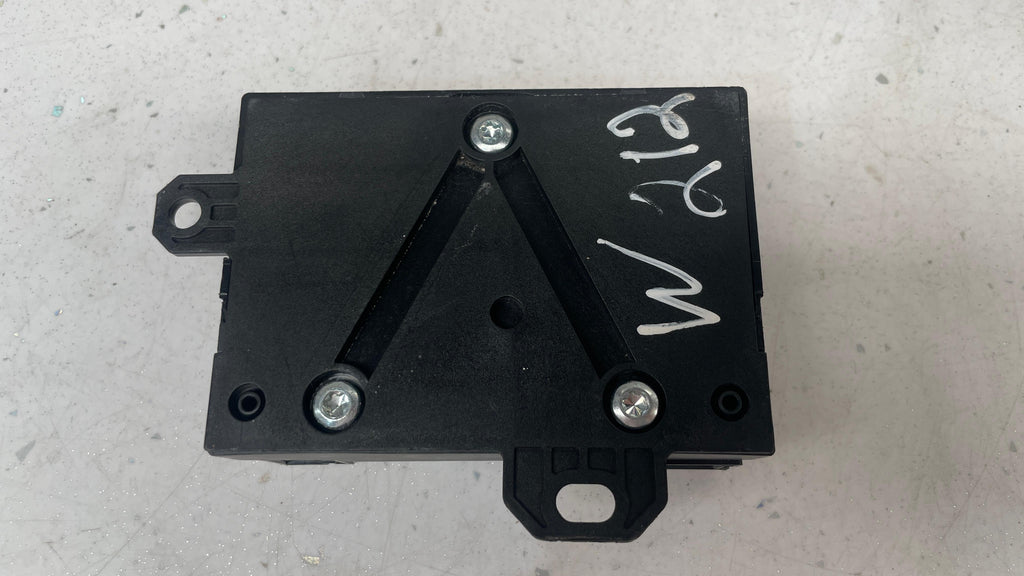 A0009003101 MERCEDES W212 FUEL POMP CONTROL MODULE UNIT