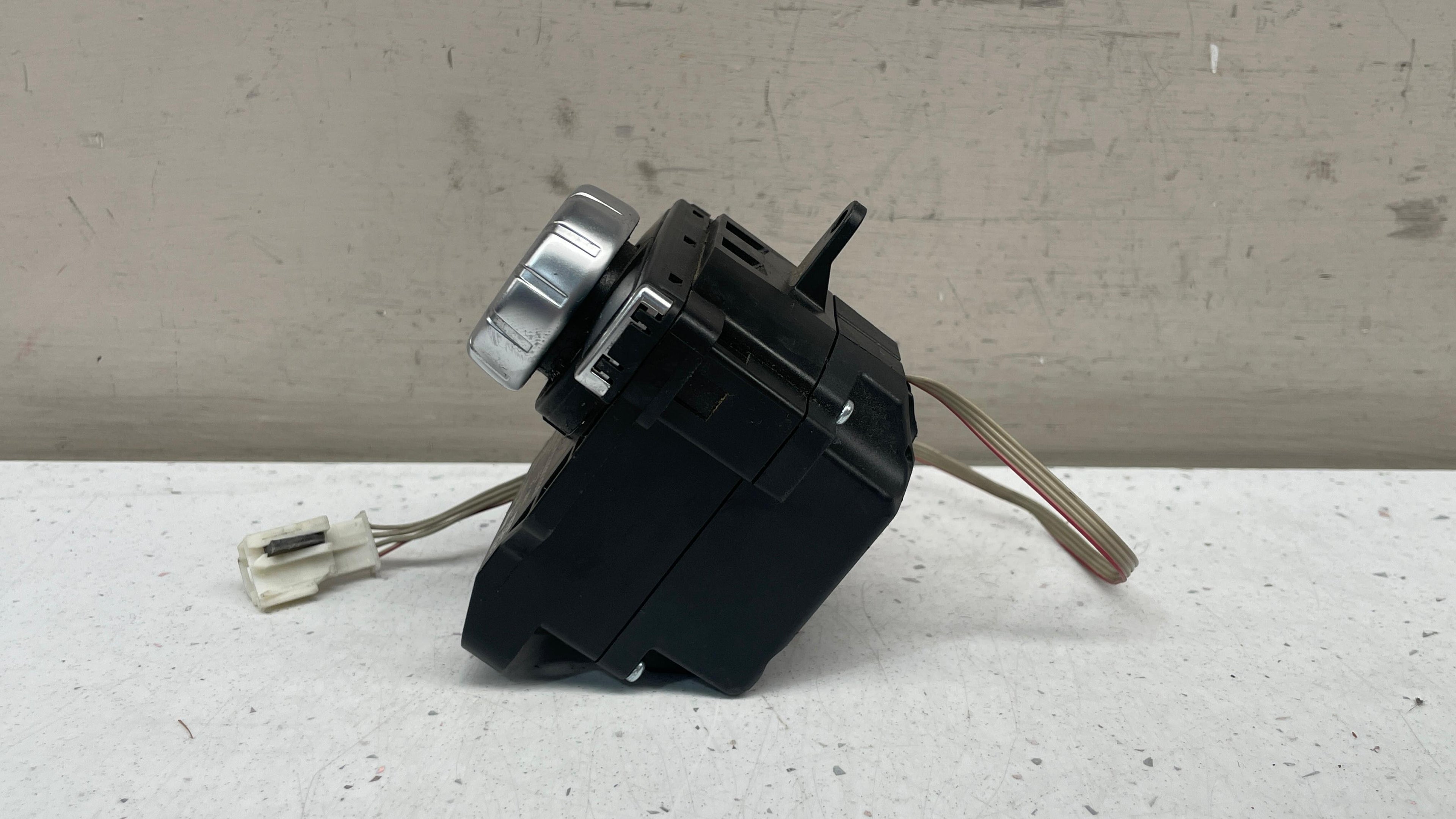 A2048709558  MERCEDES W204 MULTIMEDIA CONTROLLER SWITCH
